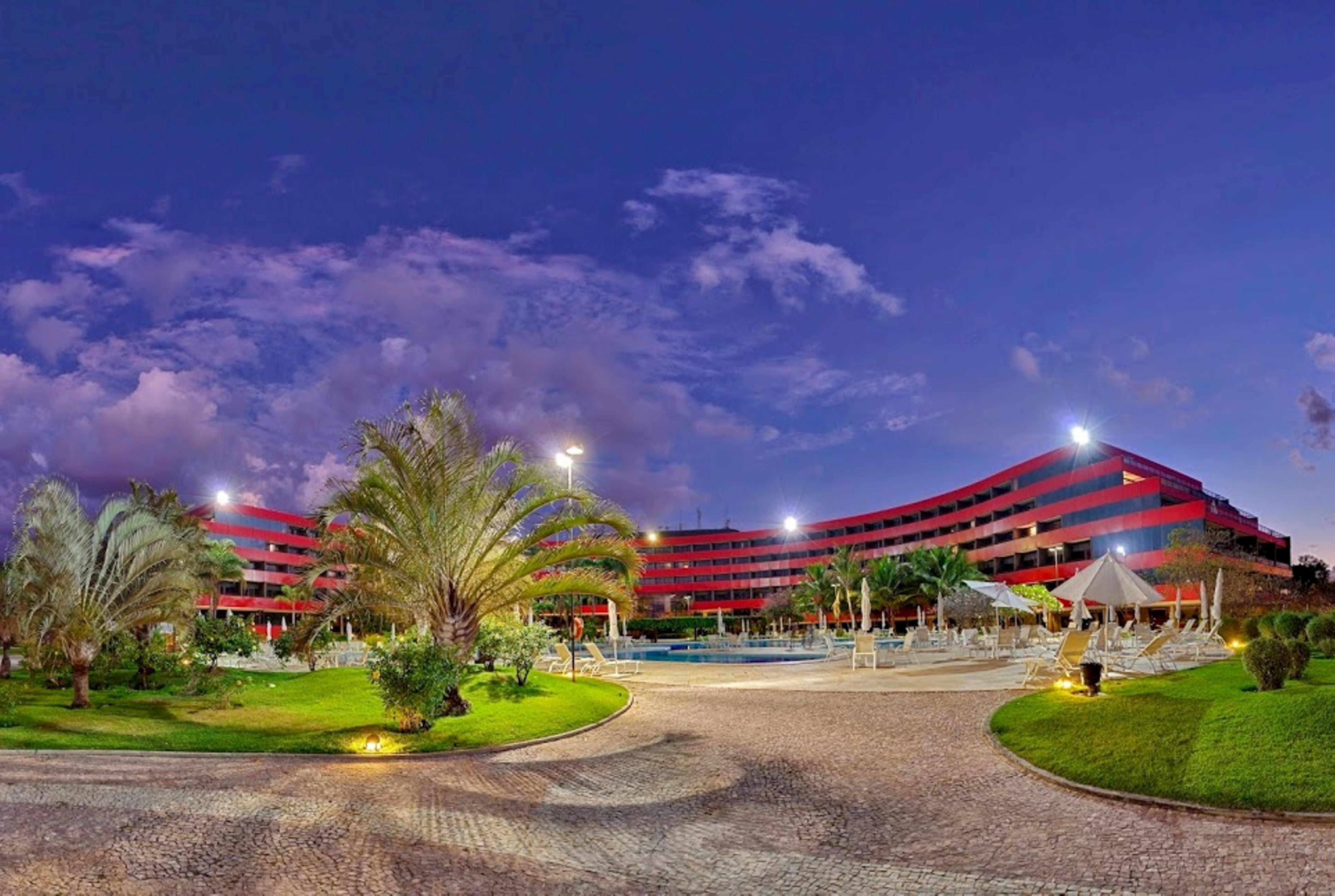 فندق رويال توليب برازيليا ألفورادا المظهر الخارجي الصورة The hotel at night