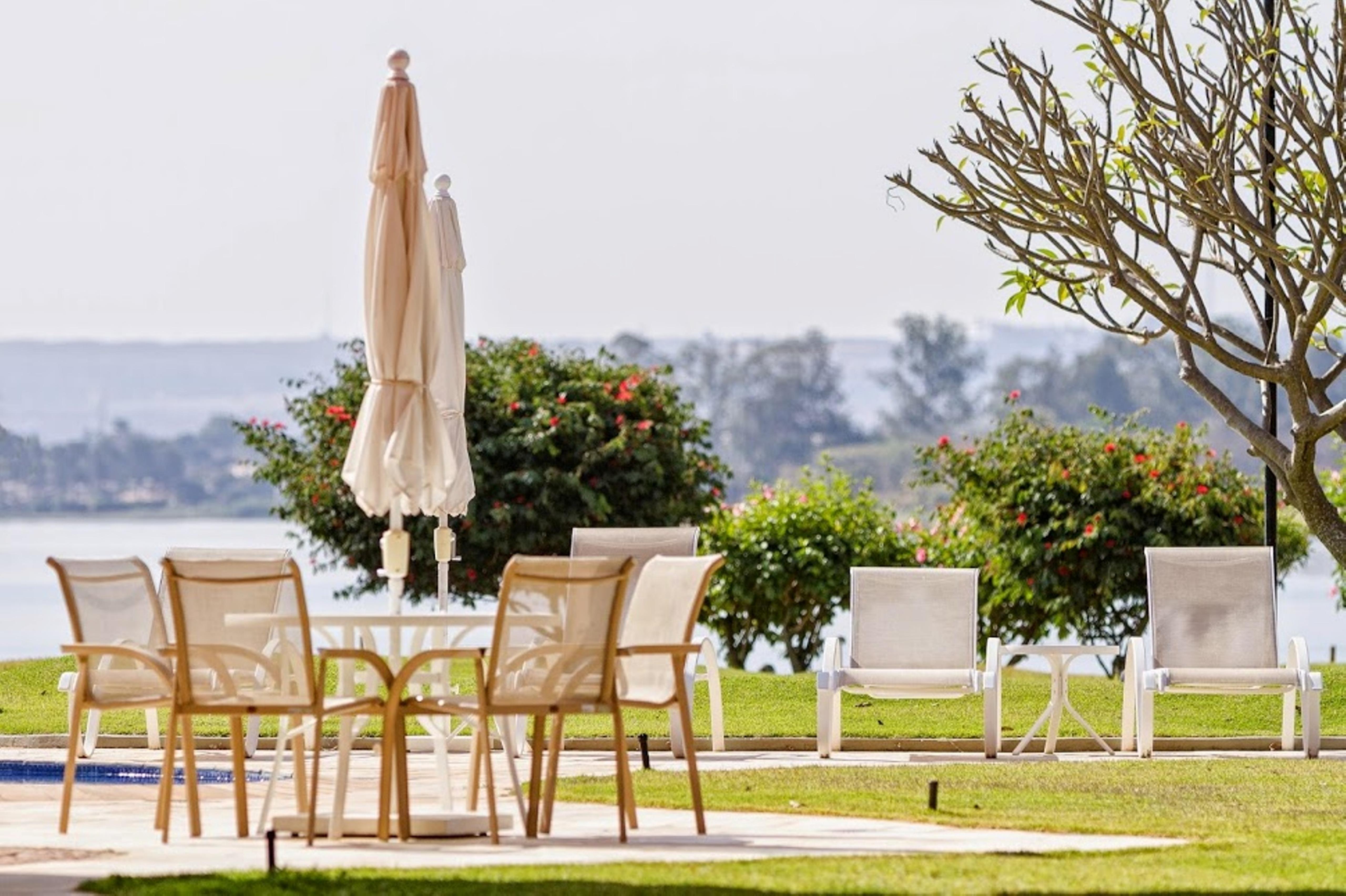 فندق رويال توليب برازيليا ألفورادا المظهر الخارجي الصورة The resort's pool area