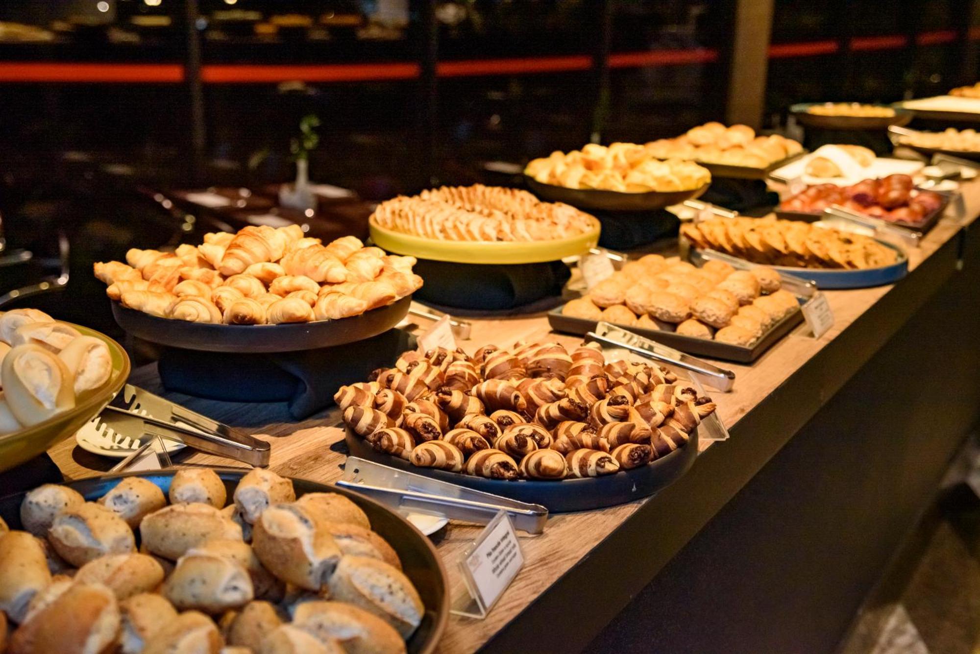 فندق رويال توليب برازيليا ألفورادا المظهر الخارجي الصورة A selection of pastries at a buffet