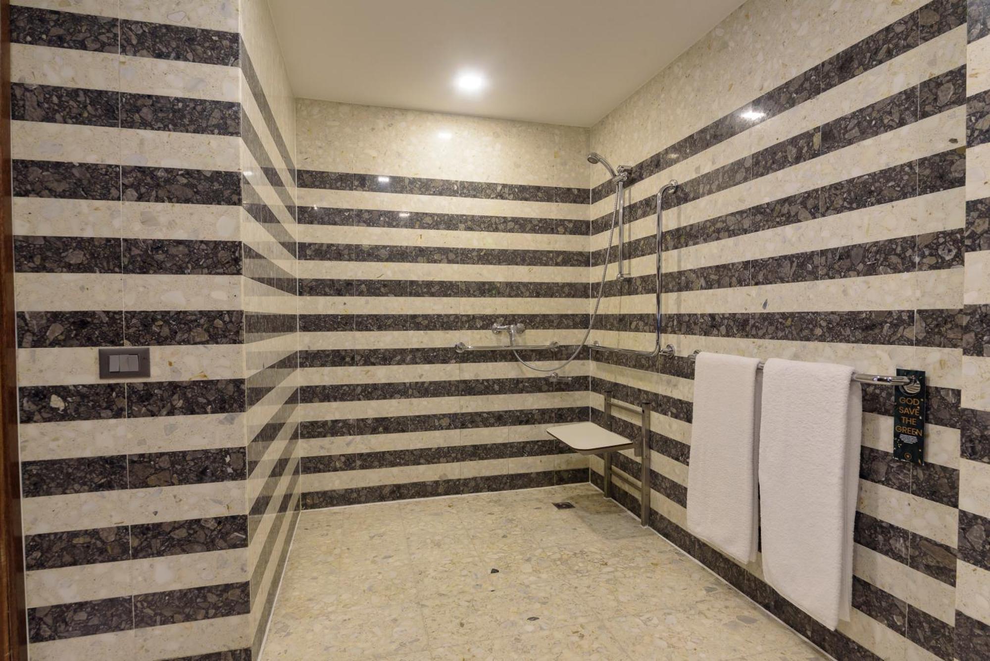 فندق رويال توليب برازيليا ألفورادا الغرفة الصورة A shower