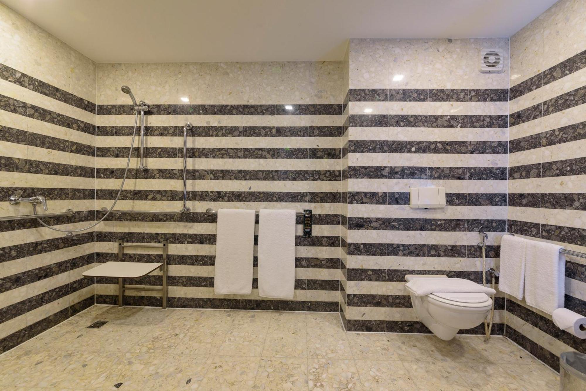 فندق رويال توليب برازيليا ألفورادا الغرفة الصورة A wet room