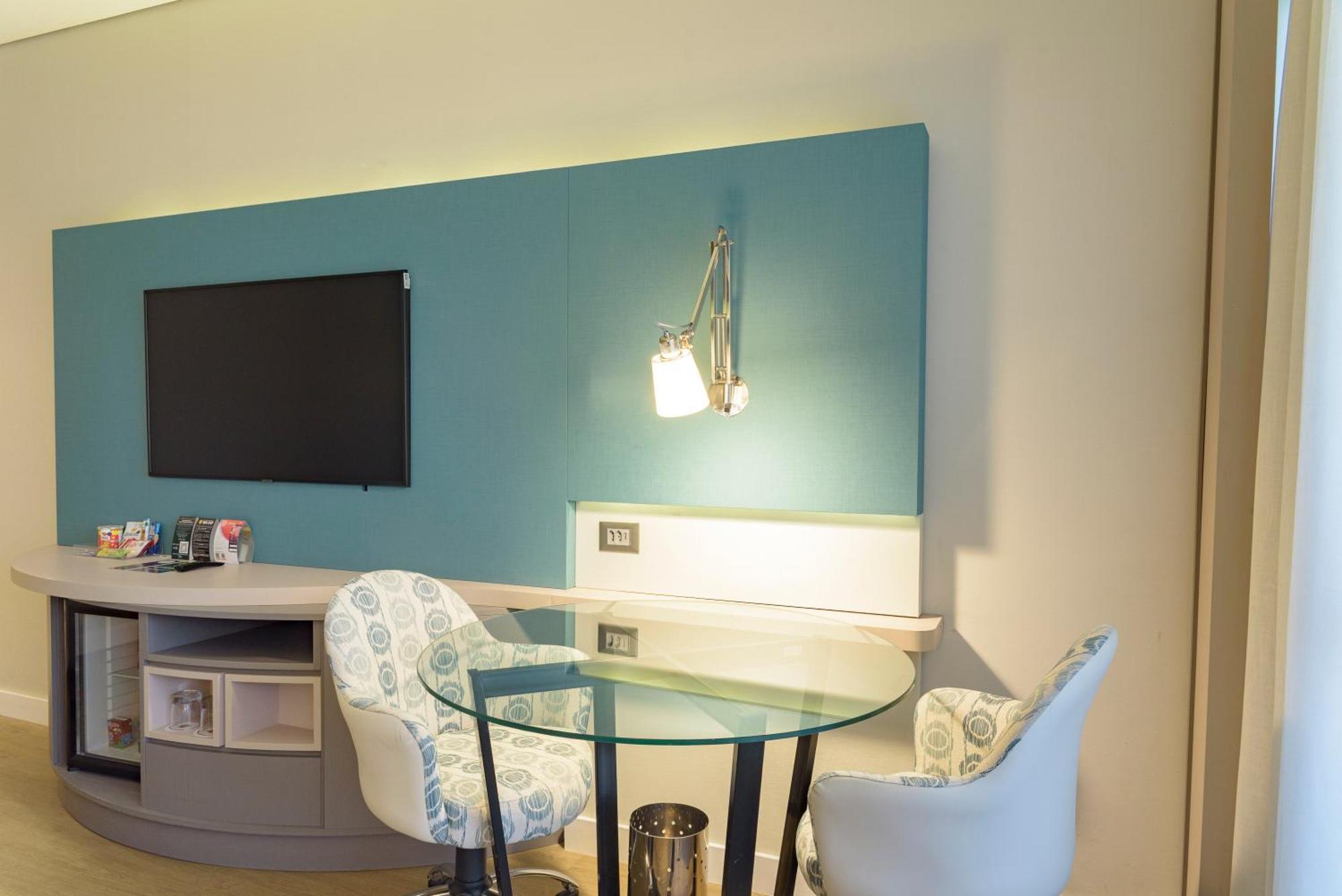 فندق رويال توليب برازيليا ألفورادا الغرفة الصورة A wall-mounted light