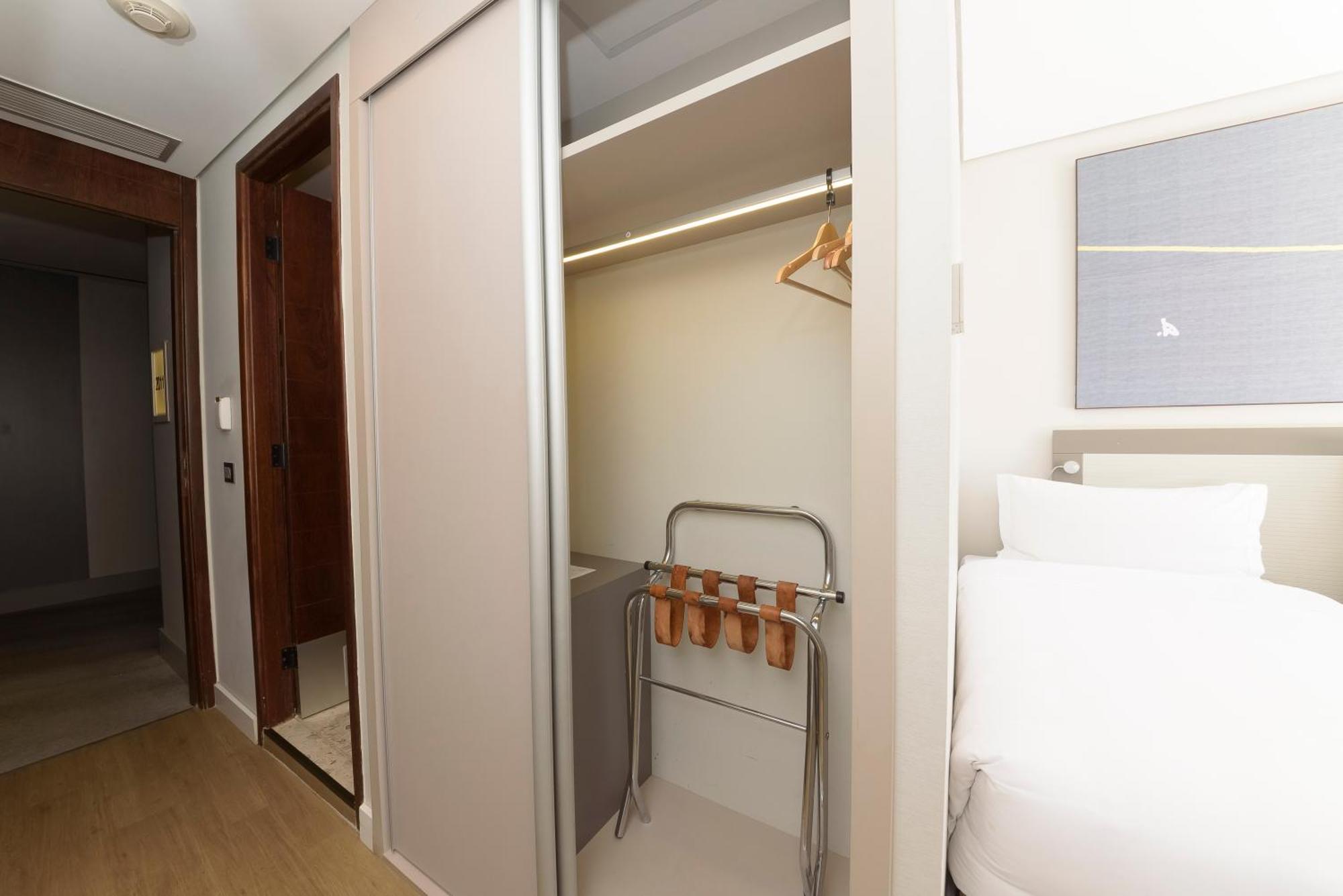 فندق رويال توليب برازيليا ألفورادا المظهر الخارجي الصورة A sliding door