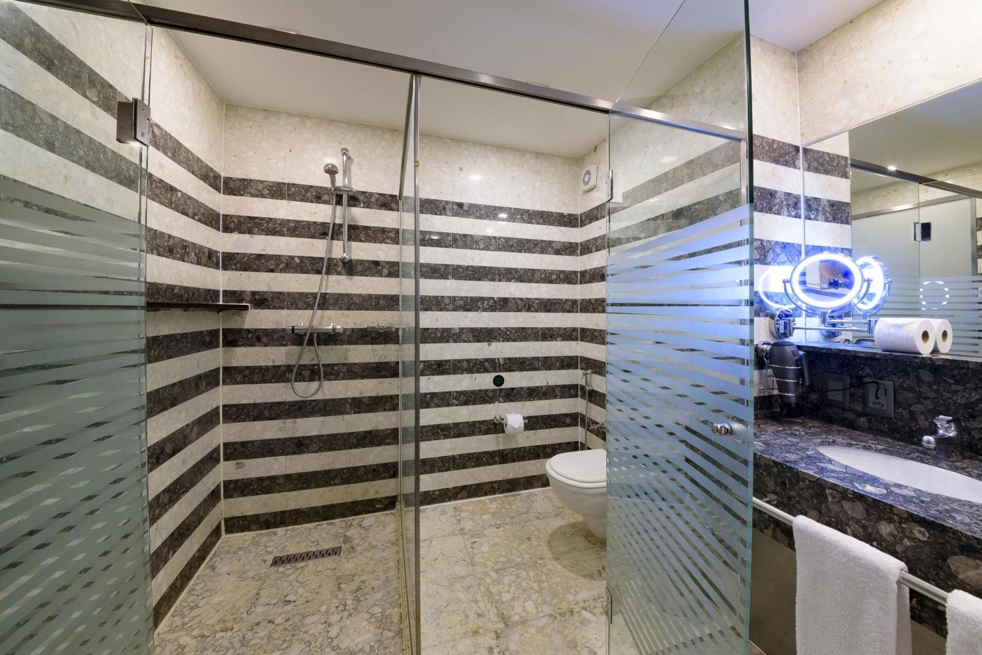 فندق رويال توليب برازيليا ألفورادا المظهر الخارجي الصورة A shower enclosure